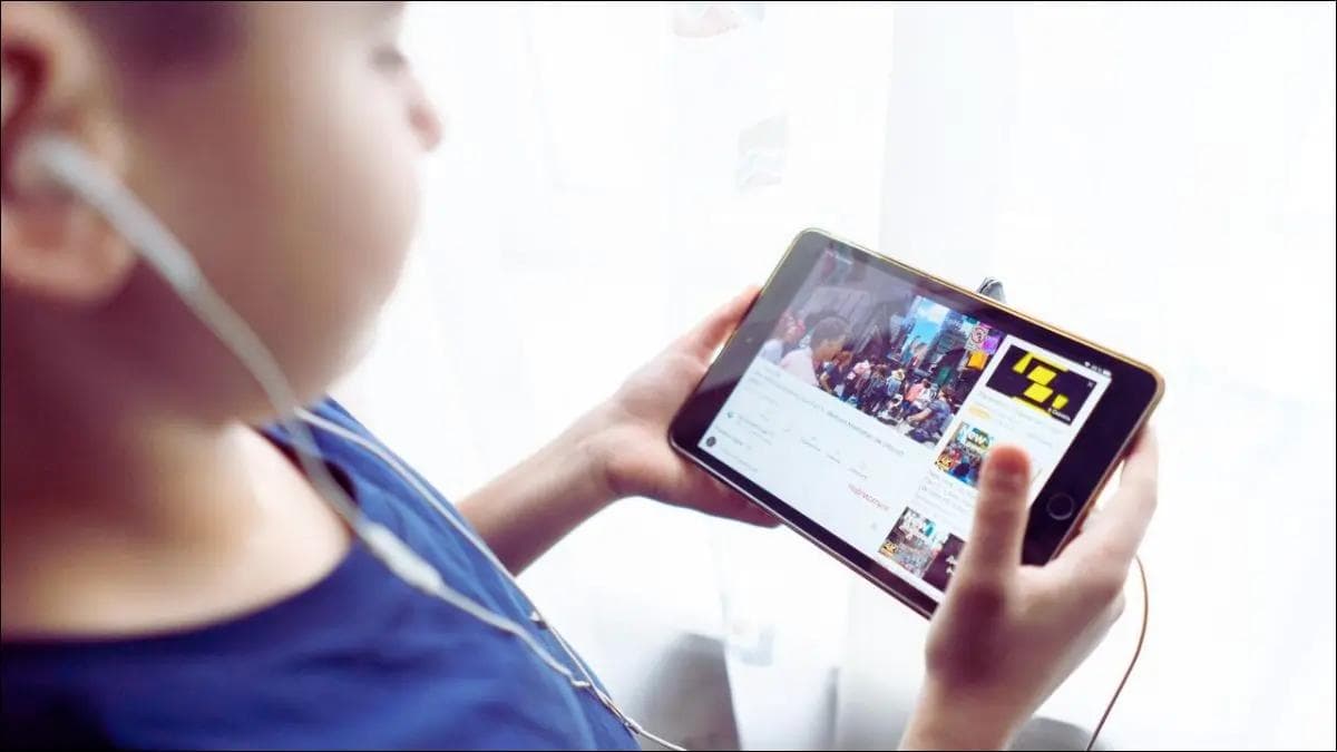 child using ipad